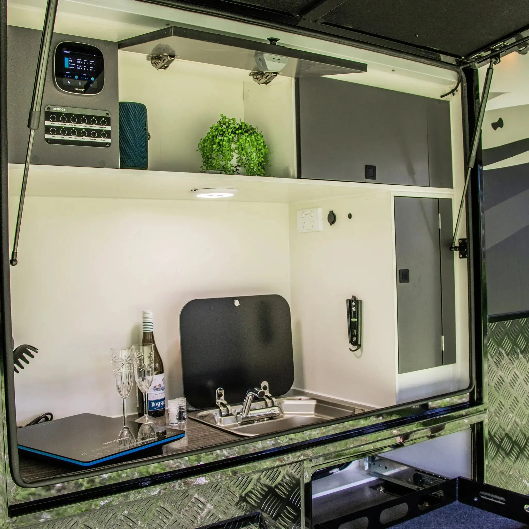 DROVER FAMILY - 16ft Camper - Image 12